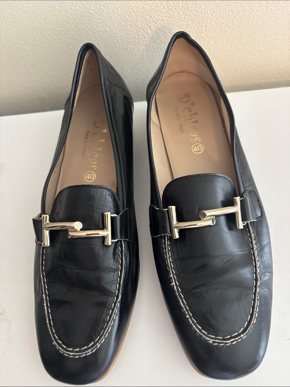 chic Black Leather Men’s Loafers with Gold Bit